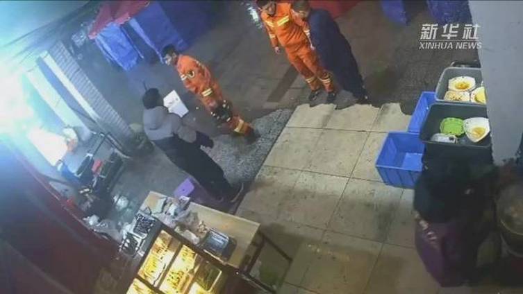 【感动!刚点完炒粉,这群消防员却拔腿就跑】近日,江西省莲花县的消防员们刚结束一场救援后,在